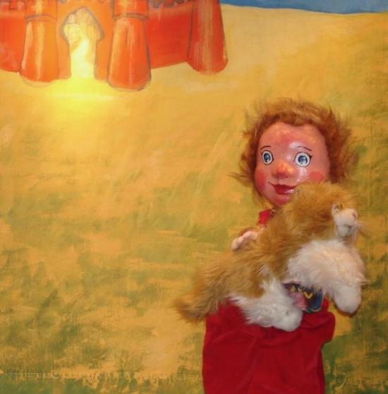 Petit François avec son chat dans le bras, à côté de Petit-Arbre. Le désert, la citadelle au fond