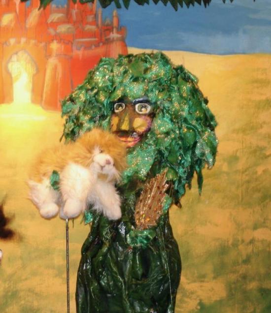 Petit-Arbre avec Minouchet le chat dans ses branches