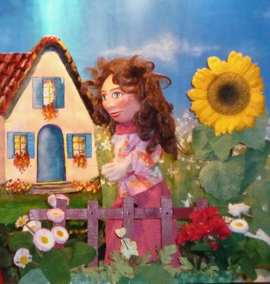 Maman de Boucle d'or devant une maison et un jardin