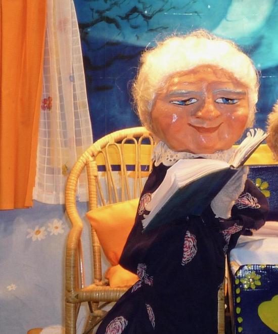 Grand-mère de Ptilou lisant