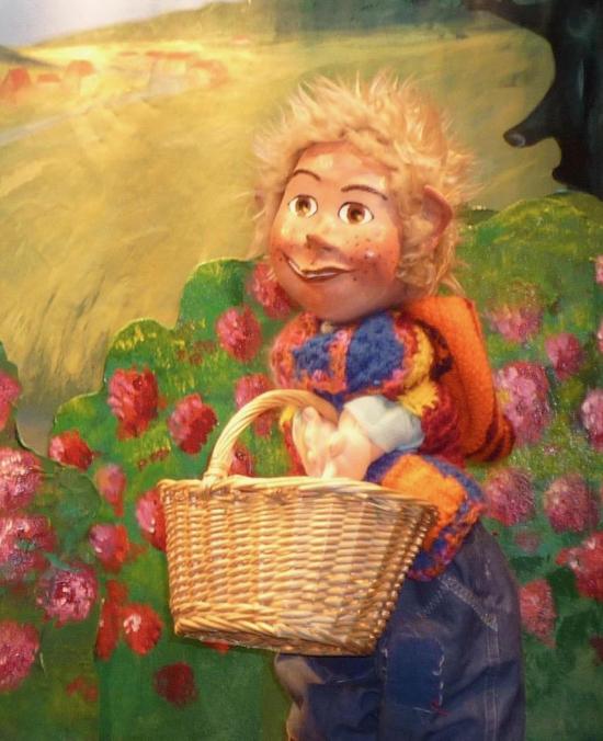 toi04-1 Grand Toine dans la campagne, avec un panier au bras