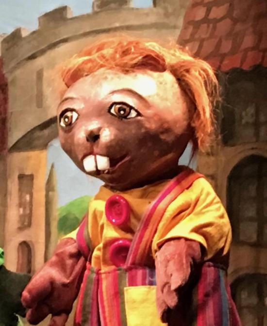 bab05-2 Nestor, à tête de castor, vêtu d'une salopette à rayures et d'une chemise jaune avec de gros boutons rouges