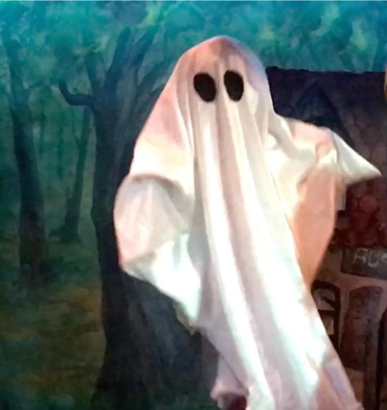 Fantôme de l'auberge aux 4 vents, blanc avec de gros trous noirs en guise d'yeux