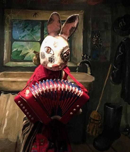 Firmin avec son accordéon dans une chambre délabrée