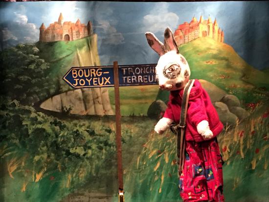 Firmin devant le panneau indicateur du chemin des deux collines