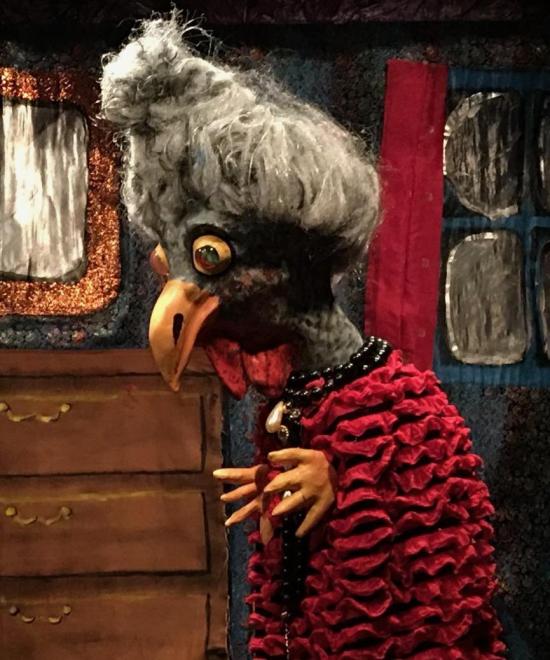 Mme Dindon dans une chambre