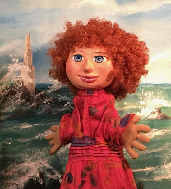 Fillette rousse aux yeux bleus, vêtue d'une robe rouge, mer déchaînée et phare en arrière-plan