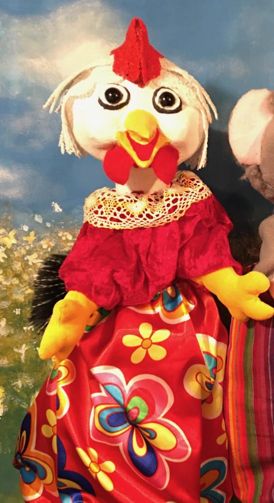 Poule vêtue d'une robe rouge à fleur et d'une blouse rouge avec un col en dentelles