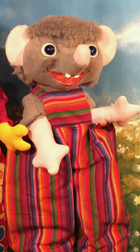 Souris à trompe et oreilles d'éléphant ou éléphant à bouche de souris, vêtu d'une salopette à rayures