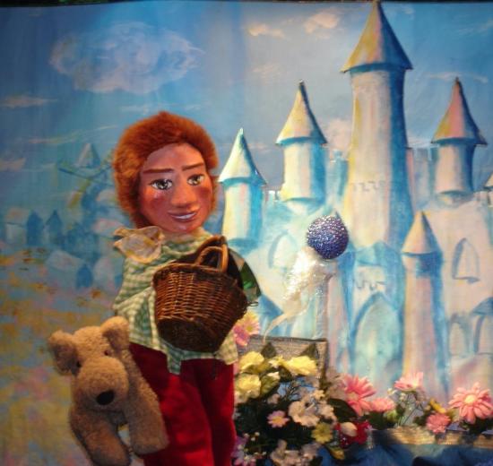 Jeune homme roux, vêtu d'une veste à petits carreaux verts et blancs, accompagné d'un chien, devant un château blanc