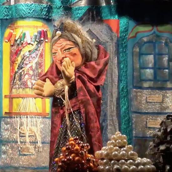 per19-1 Dame aux perles devant une devanture de magasin