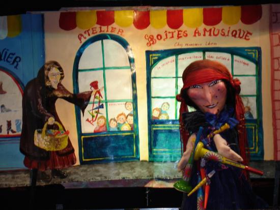 Reine de la Colline aux roses déguisée en gitane, dans une rue avec des devantures de commerces