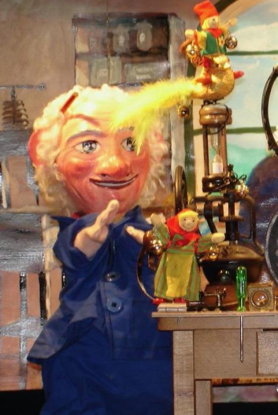 Monsieur Léon, vieil homme vêtu d'une salopette bleue à côté de son établi