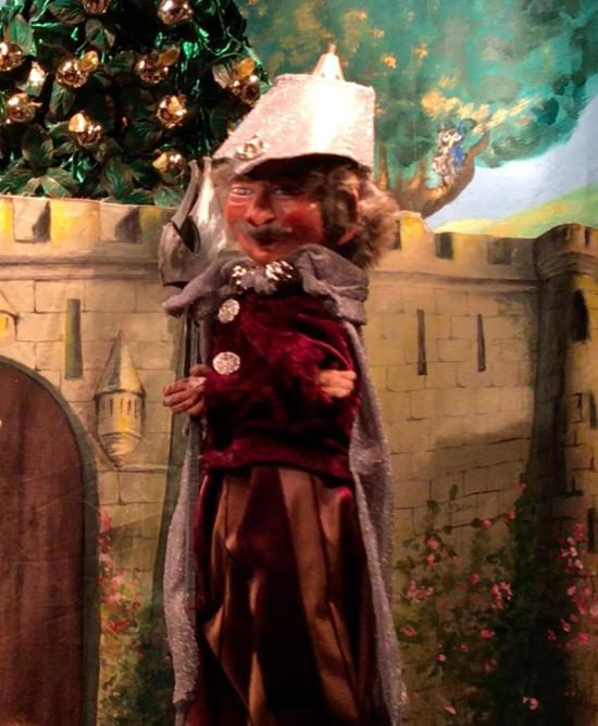 Garde du château devant la muraille d'enceinte et le pommier d'or