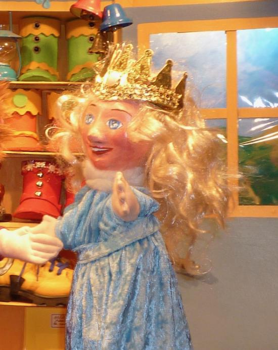 Jeune fille blonde aux yeux bleus, vêtue d'une robe bleue et coiffée d'une couronne