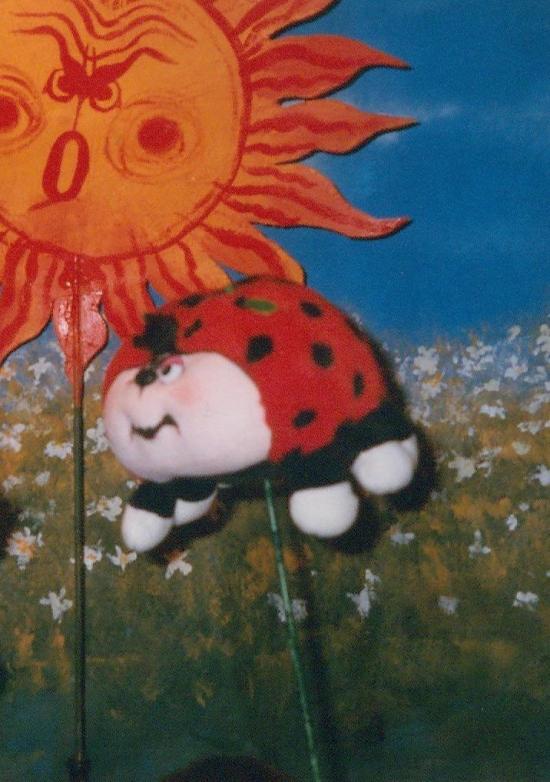 Coccinelle rouge à points noirs avec soleil à l'envers