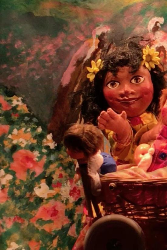 Fille au berceau du Pays des Petits Petons