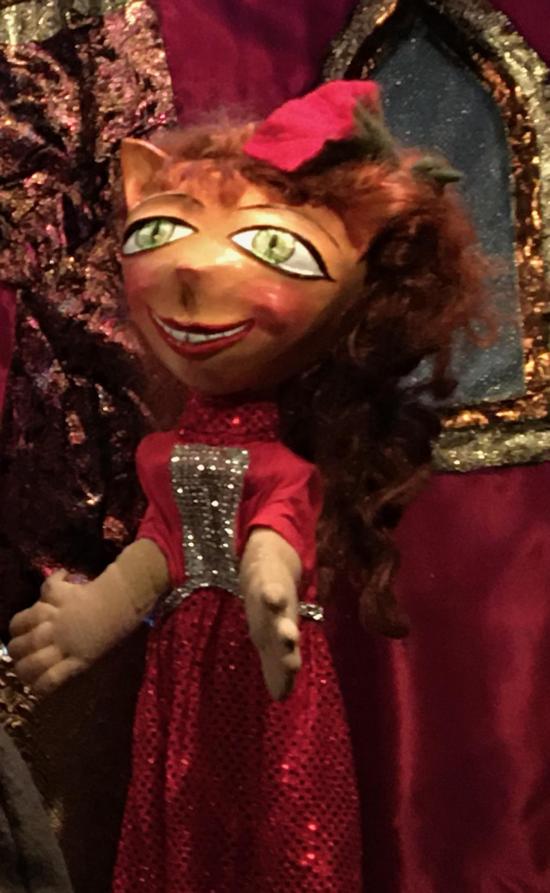 Princesse Hermeline vêtue d'une robe rouge