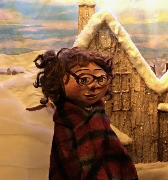 Tatie Berthe devant sa maison