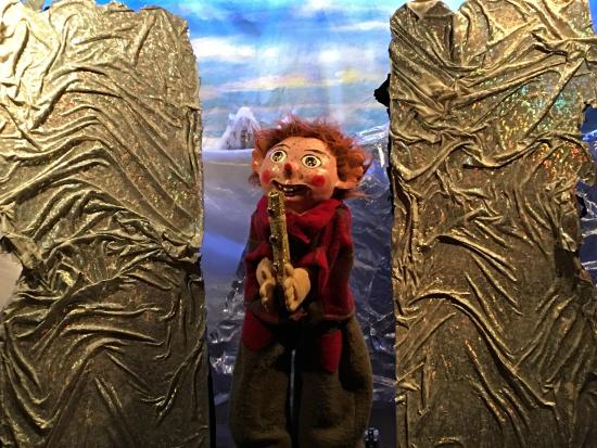 Tom devant les rochers d'argent verticaux