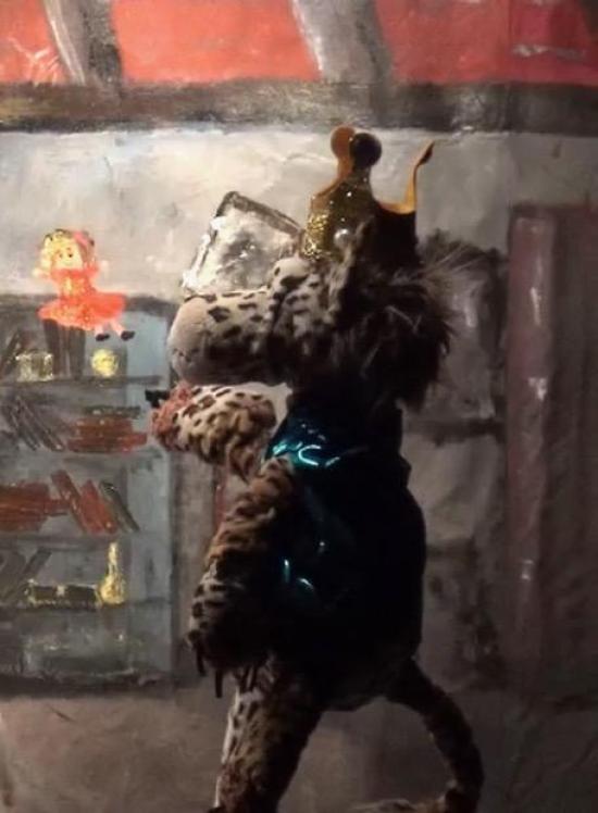 Tigre en peluche coiffé d'une couronne d'or et vêtu d'une cape bleue