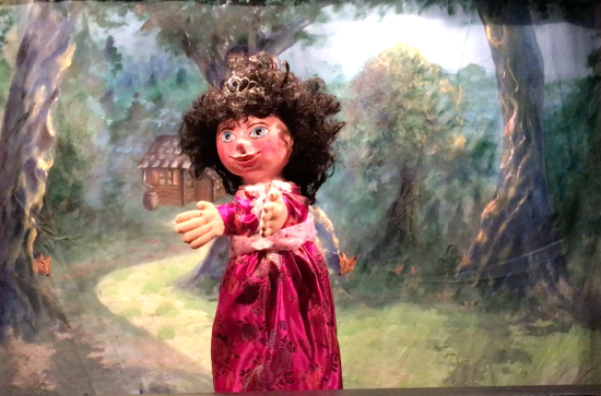 Rosalinda dans la forêt, cabane en arrière-plan