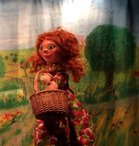 Jeune fille rousse portant un panier, dans la campagne