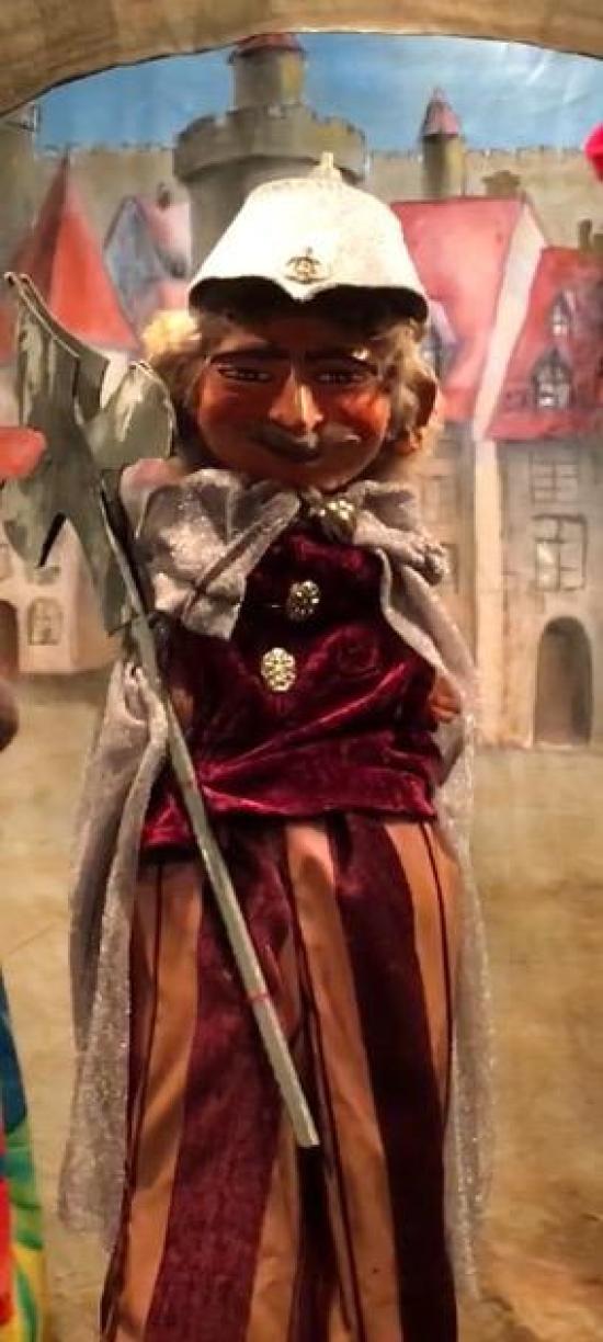 Garde en arme devant la porte du village