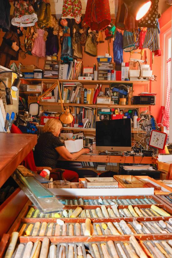 Marie-Jeanne dans son atelier