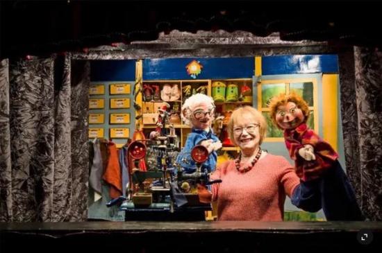 Marie-Jeanne dans son castelet avec deux marionnettes