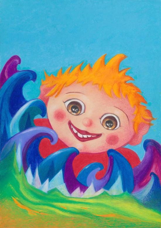 Tête d'enfant roux aux yeux bruns, souriant, derrière des vagues et sur fond de ciel bleu