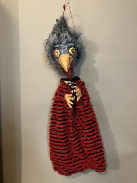 Dindon vêtue d'une robe rouge