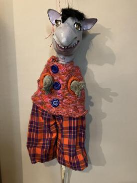 Tapir vêtu d'un pantalon à carreaux rouge et d'un gilet en laine rouge