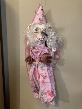 Souris aux cheveux blancs et à lunettes, vêtue d'une robe et d'un tutu roses