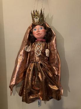 Reine vêtue d'une robe brun clair brillant et d'une voile, coiffée d'une couronne