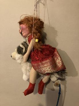 Margote sur le dos du loup