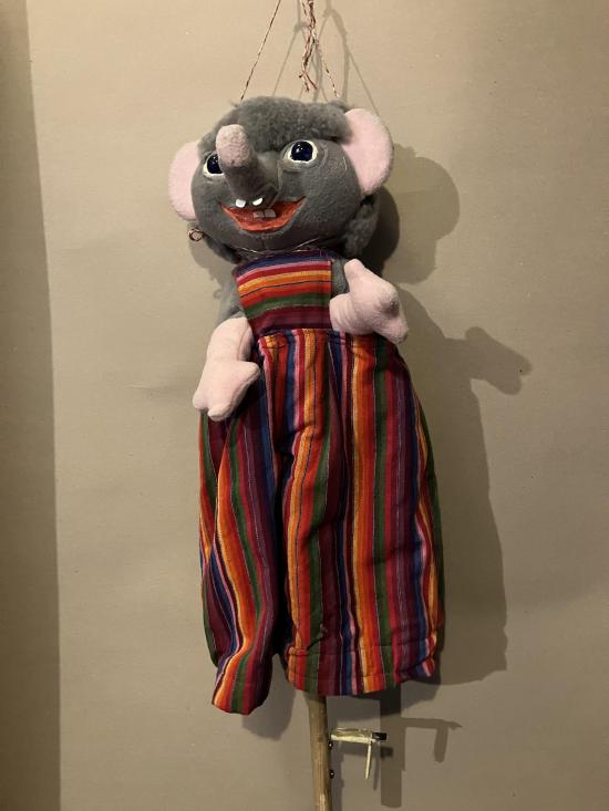 Souris avec une trompe d'éléphant vêtue d'un habit à rayures à dominante rouge