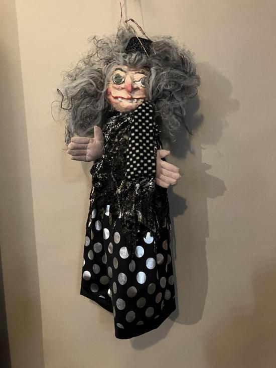 Une vielle femme en noir