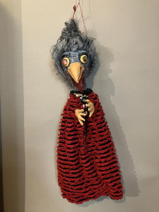 Dindon vêtue d'une robe rouge