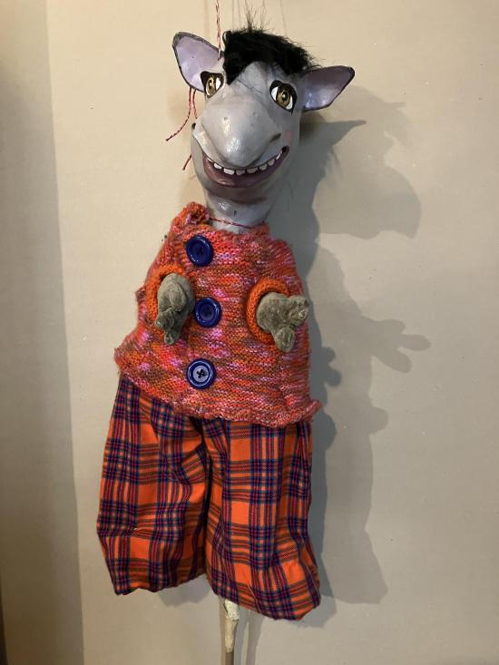 Tapir vêtu d'un pantalon à carreaux rouge et d'un gilet en laine rouge