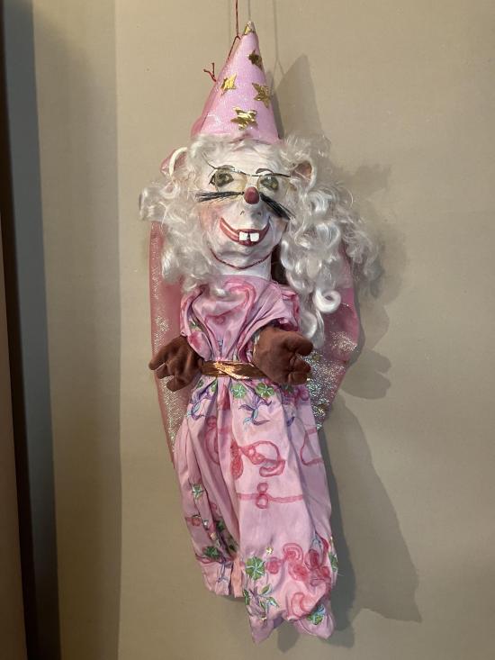 Souris aux cheveux blancs et à lunettes, vêtue d'une robe et d'un tutu roses