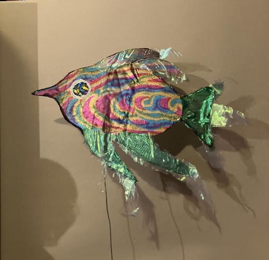 Poisson à motifs rouges, jaunes et verts et nageoires vertes