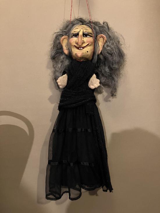 Vieille femme aux cheveux gris, vêtue d'une robe et d'un châle noirs