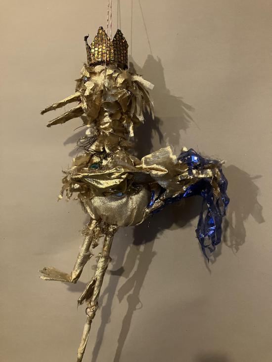 Oiseau aux plumes d'or et à queue bleue, coiffé d'une couronne dorée