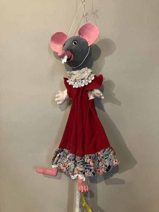 Souris grise au nez et aux oreilles roses, vêtue d'une robe rouge à col en dentelle