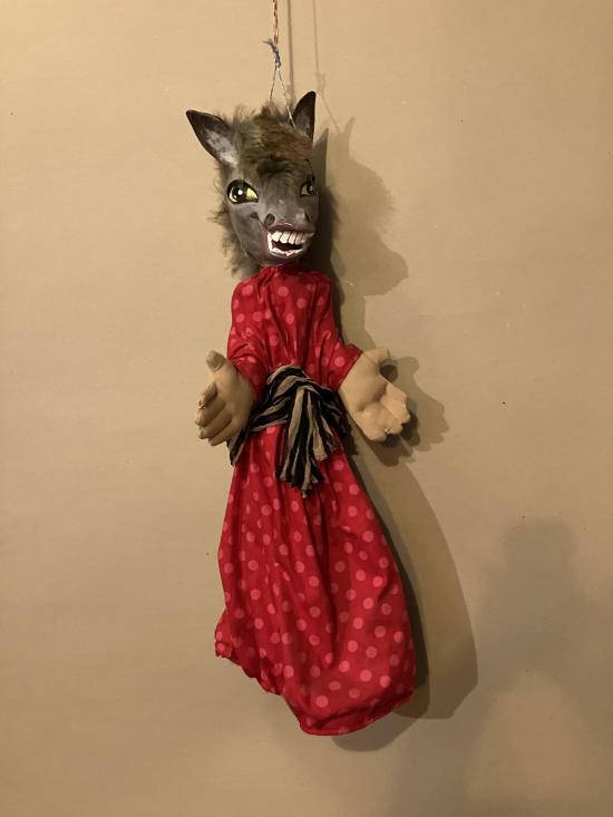 Âne vêtu d'une robe rouge avec une ceinture brune à rayures