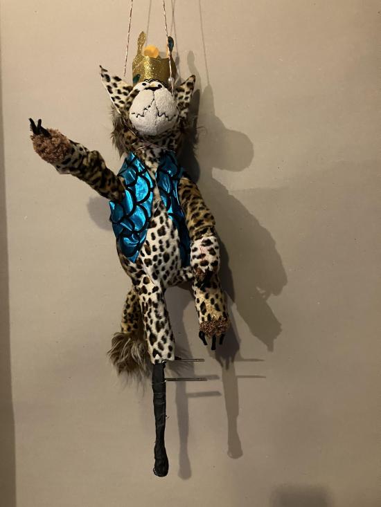 Tigre coiffé d'une couronne d'or, vêtu d'une veste bleue