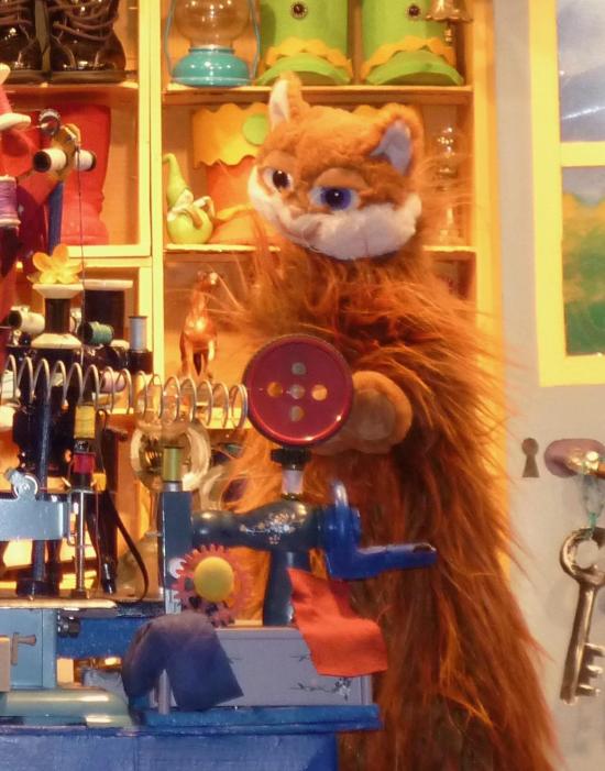 Grand chat roux dans un atelier de cordonnier