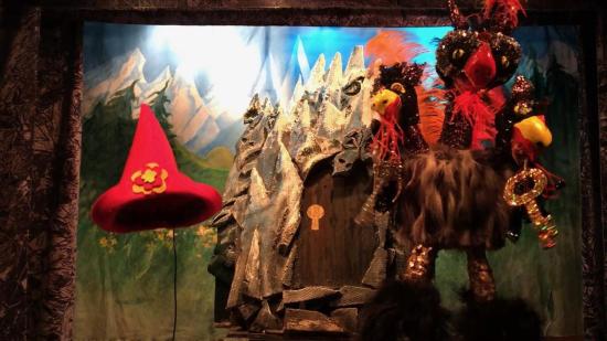 Le griffon à 3 têtes et le bonnet magique de Léon devant la caverne du griffon