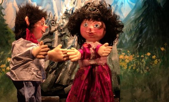 Léon et Rosalinda devant la caverne du griffon